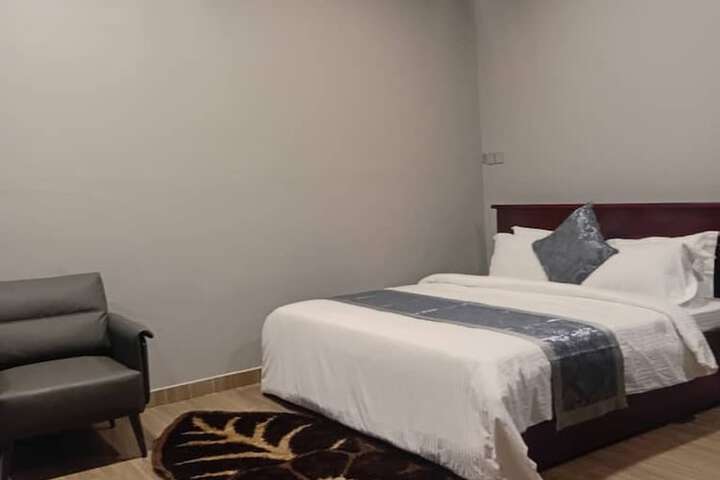 Room 6 of 8
