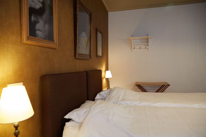 Room 16 of 64