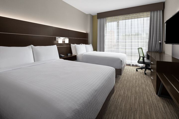 2 Queen Beds Accessible (3 of 8)