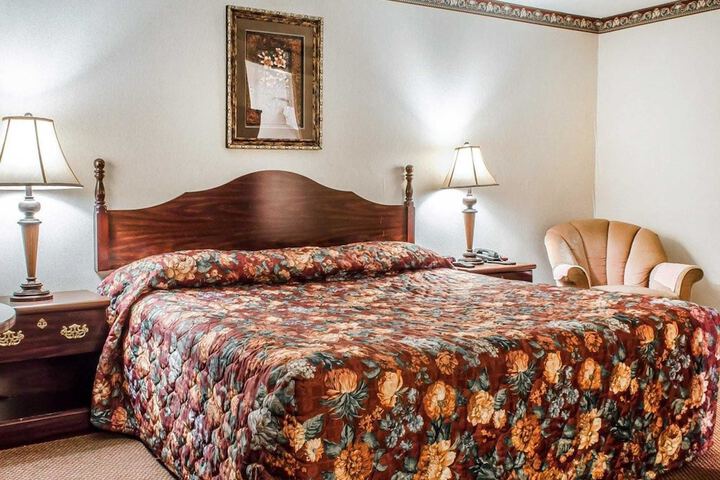 1 King Bed (2 of 3)