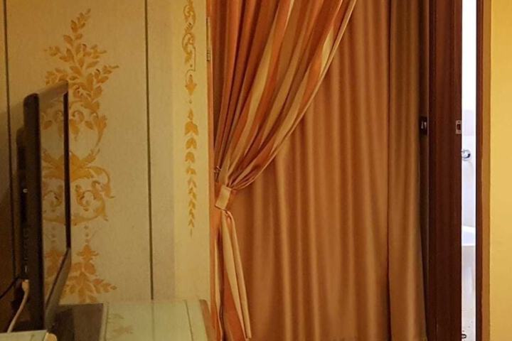 Room 3 of 106