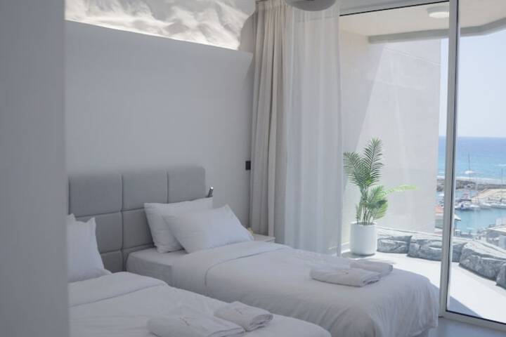 Room 5 of 32