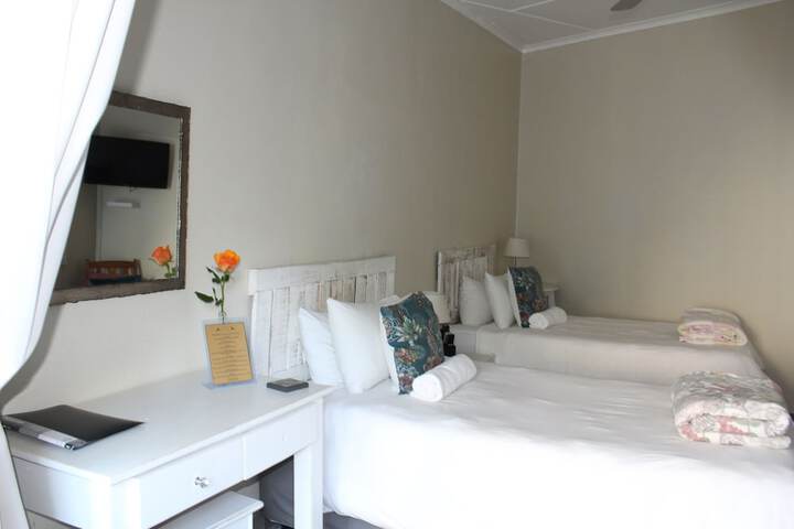 Room 4 of 99
