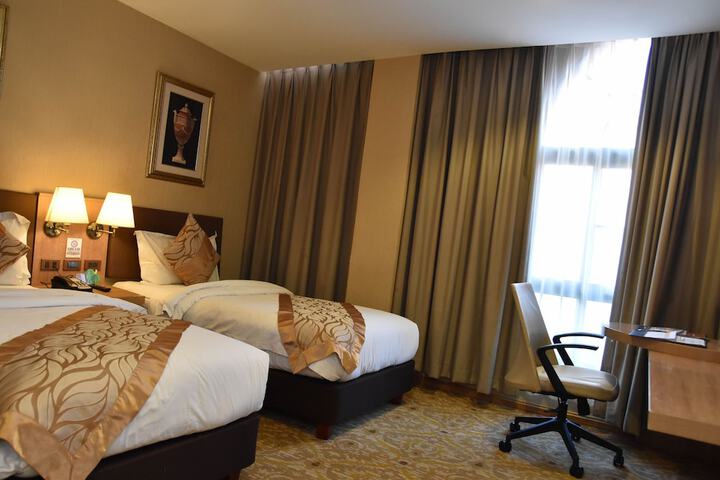 Room 7 of 33