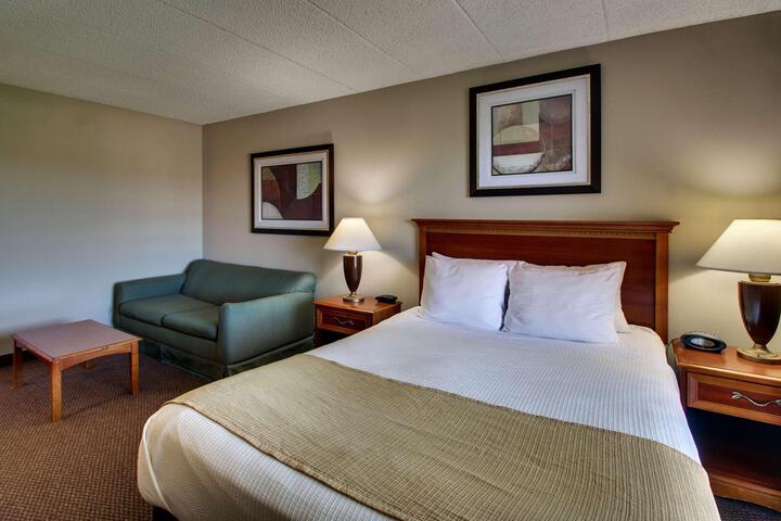 Accessible Suite Queen Bed Accessible Walk in Shower Sofa Bed Work Desk Microwave and Refrigerator Full Breakfast (1 of 30)