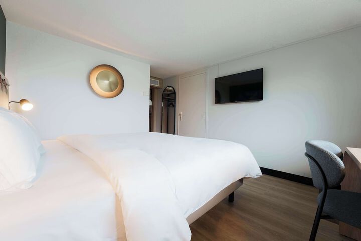 Room 9 of 34