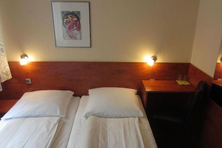 Room 9 of 38