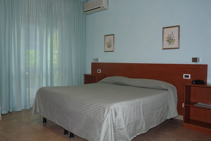 Room 8 of 119