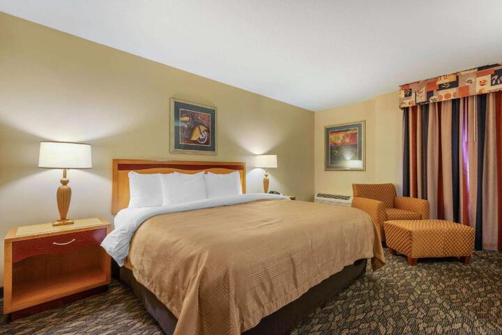 1 King Bed (1 of 21)