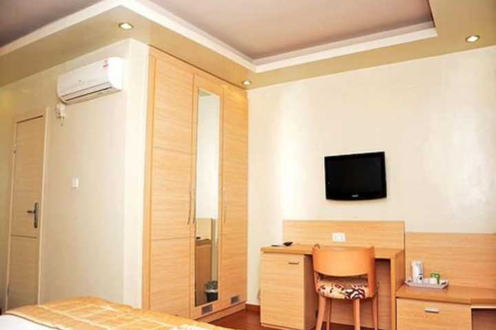 Room 8 of 36