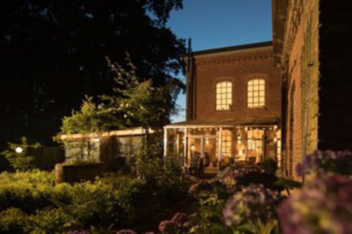 Hotel Exterior 15 of 27