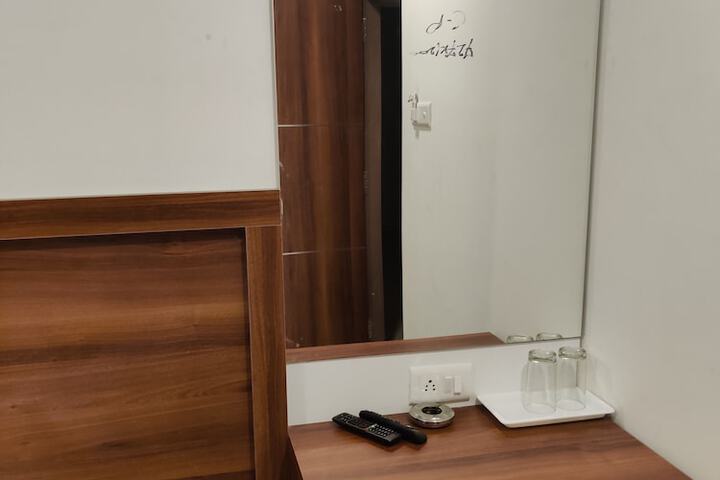 Room 6 of 14