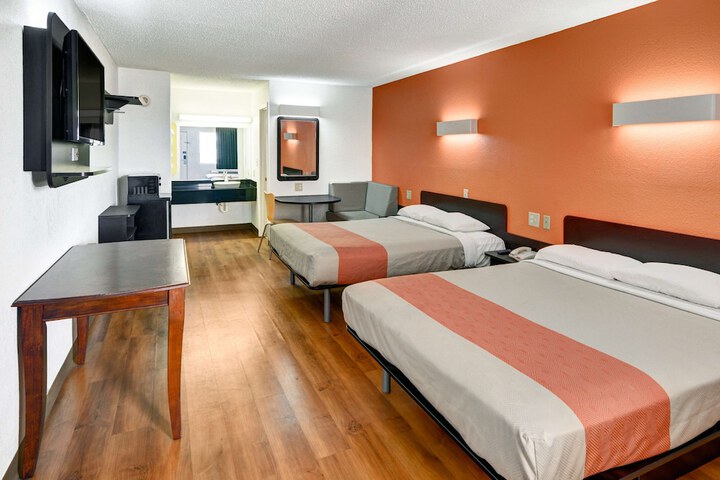 2 Queen Beds (6 of 8)