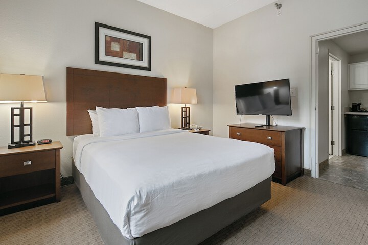 1 Queen Bed Accessible (4 of 6)