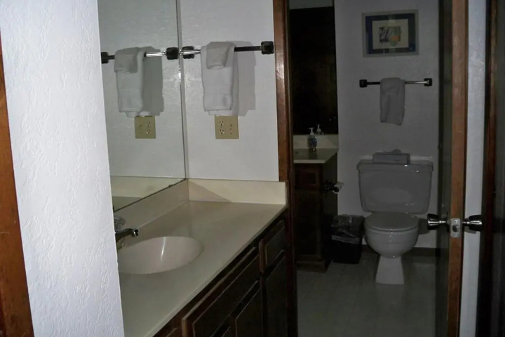 Room 6 of 12