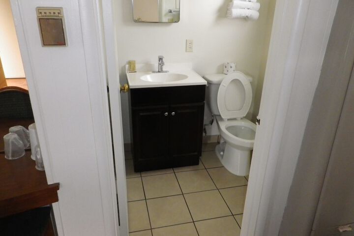 Room 6 of 10