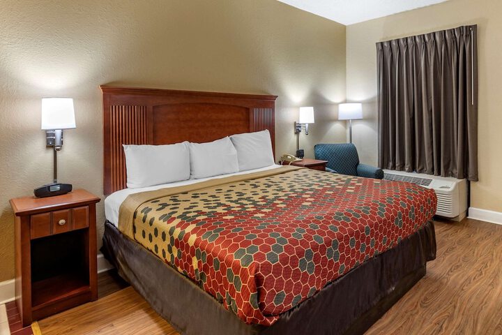 1 King Bed (2 of 9)