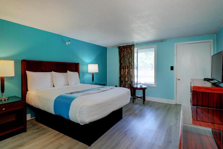 1 Queen Bed (5 of 10)