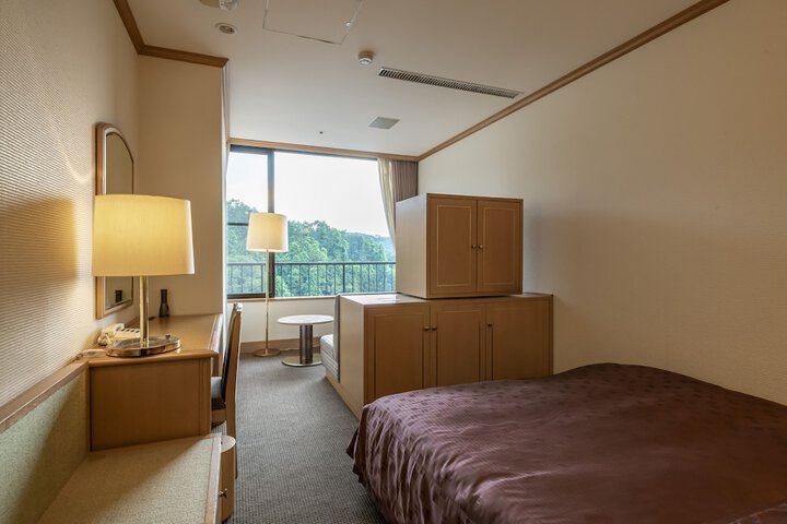 Room 10 of 84