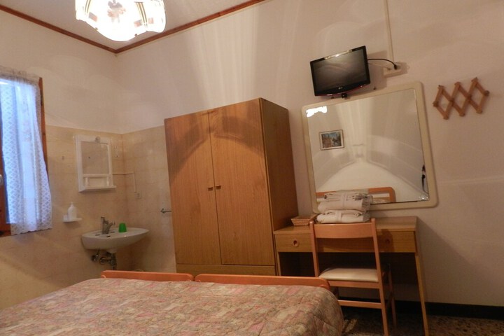 Room 8 of 50