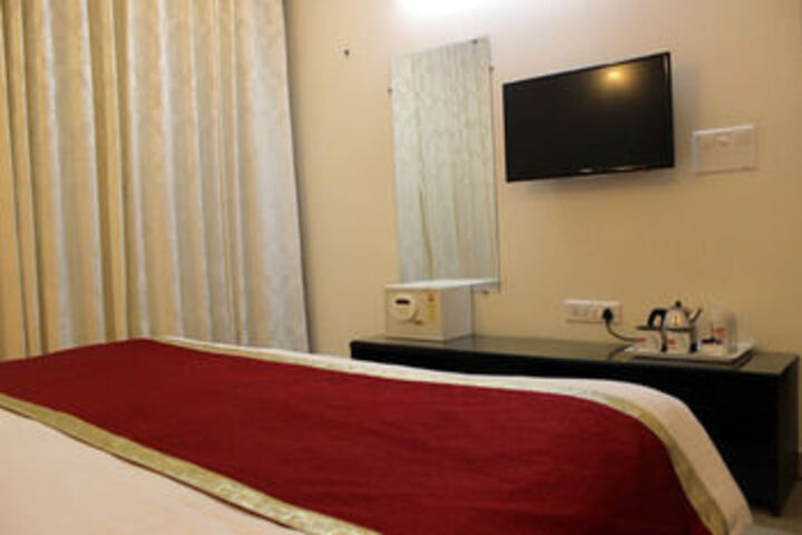 Room 8 of 28