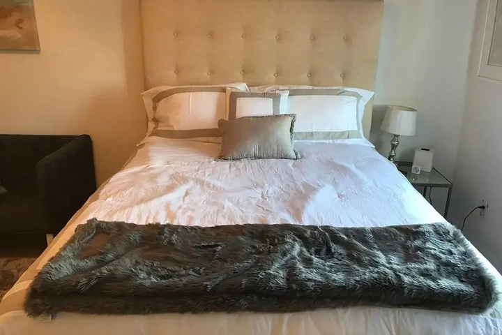 Room 6 of 18