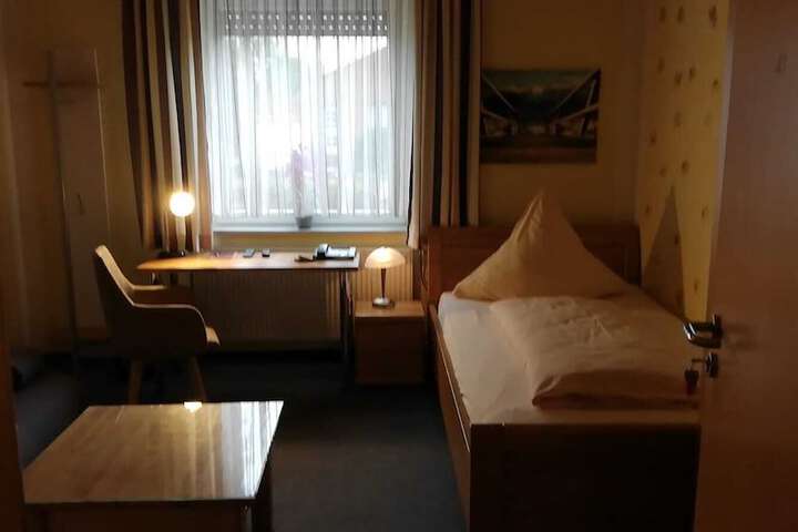 Room 7 of 16