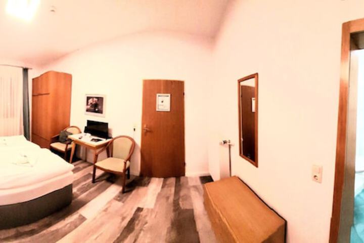 Room 25 of 39