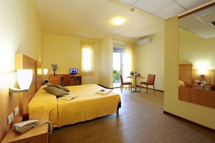Room 3 of 32