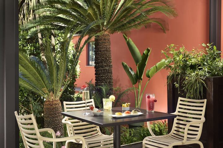 Lounge 37 of 46