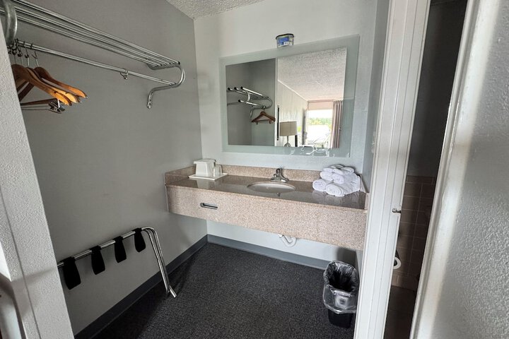 Room 5 of 7