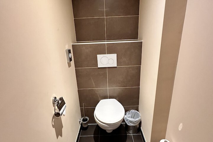 Room 51 of 77