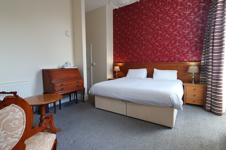 Room 4 of 18