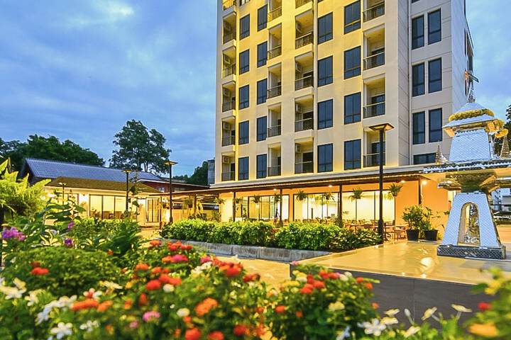 Hotel Exterior 76 of 84