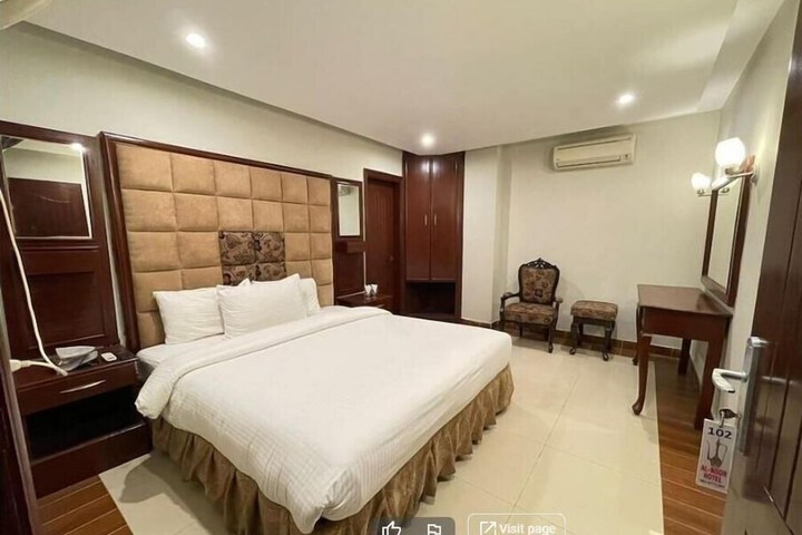 Room 6 of 16