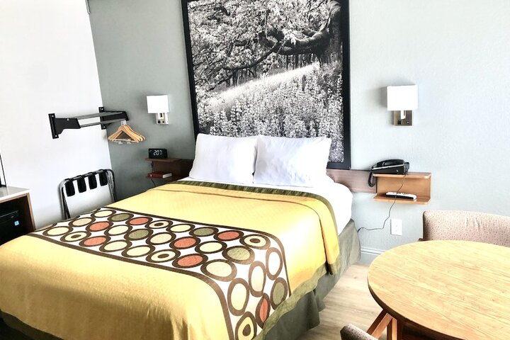 1 Queen Bed (46 of 49)