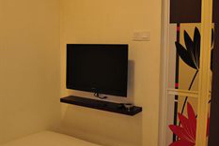Room 10 of 14