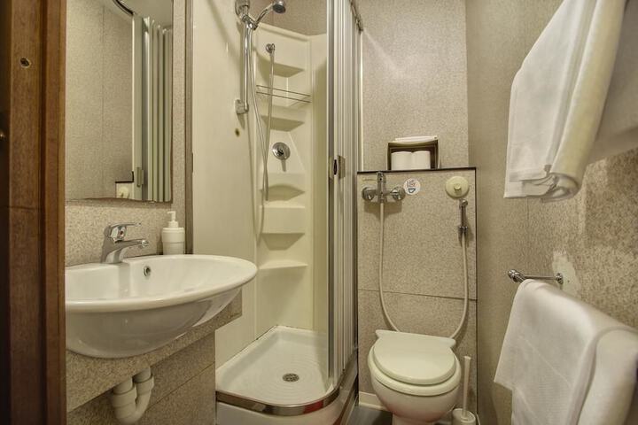 Room 3 of 45