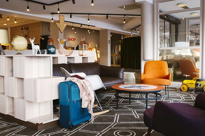 Entrance & Lobby