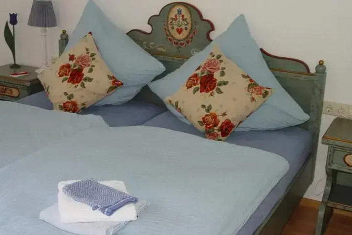 Room 2 of 7