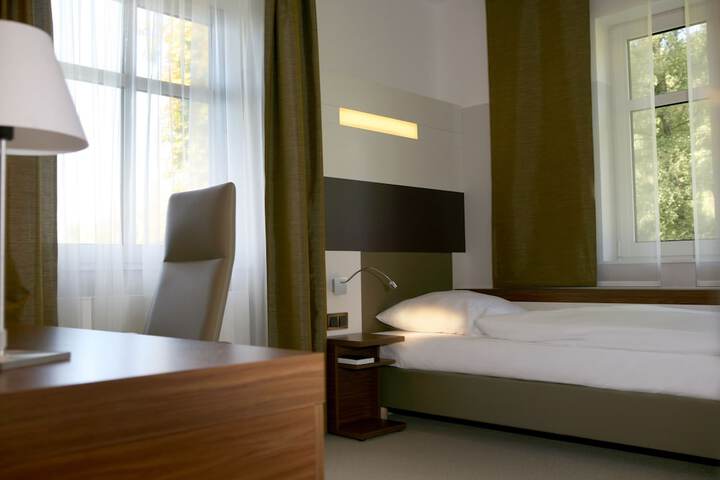 Room 6 of 33