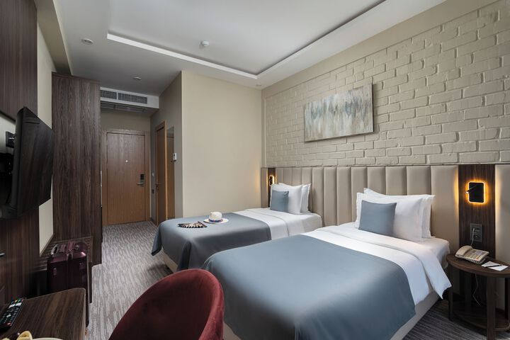 Room 4 of 28