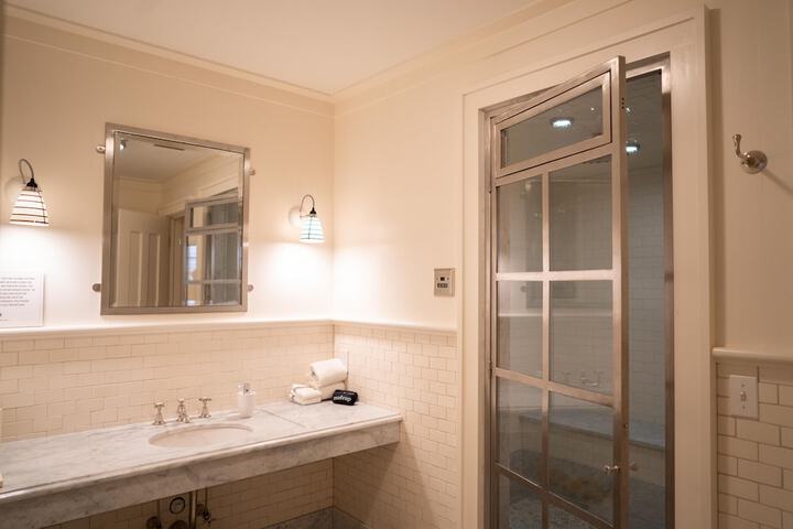 Room 43 of 59
