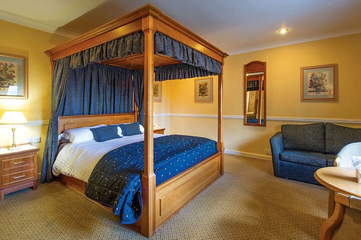 Room 16 of 38