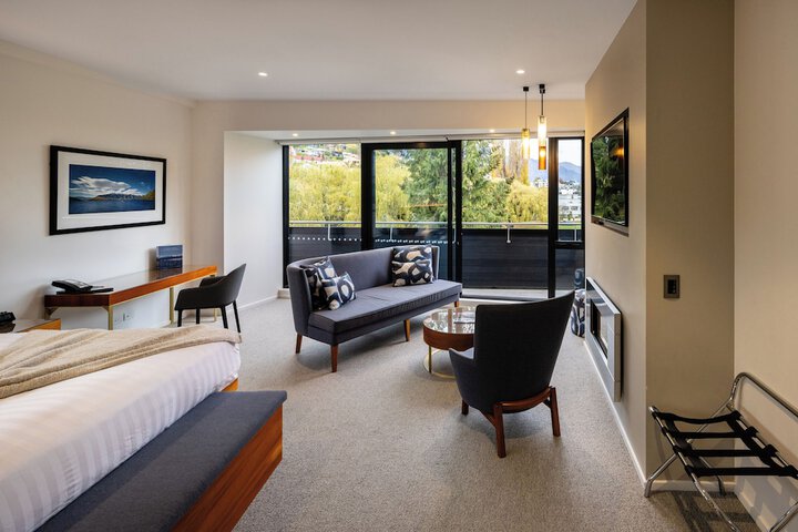 Room 32 of 76