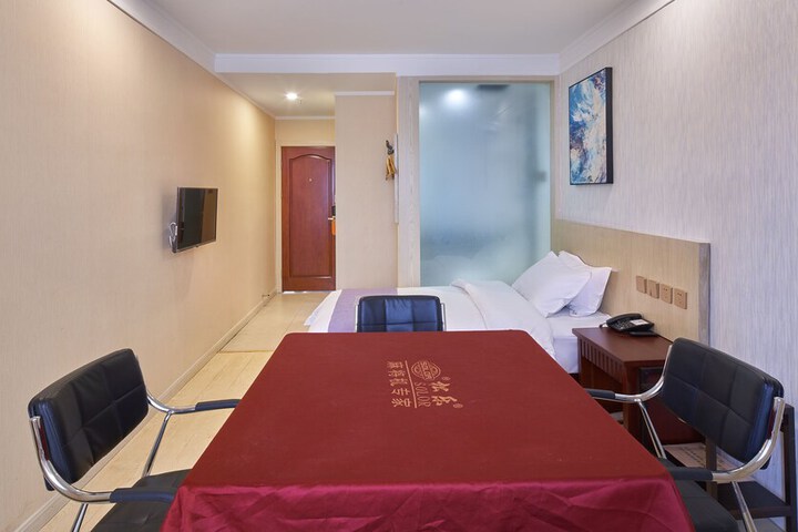 Room 33 of 60