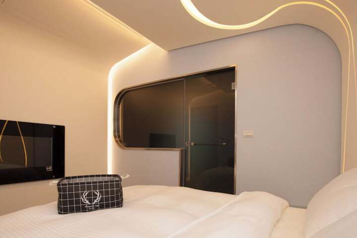 Room 27 of 82