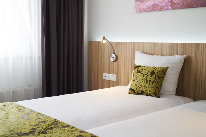 Room 8 of 28