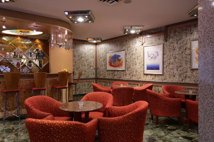 Lounge 62 of 70