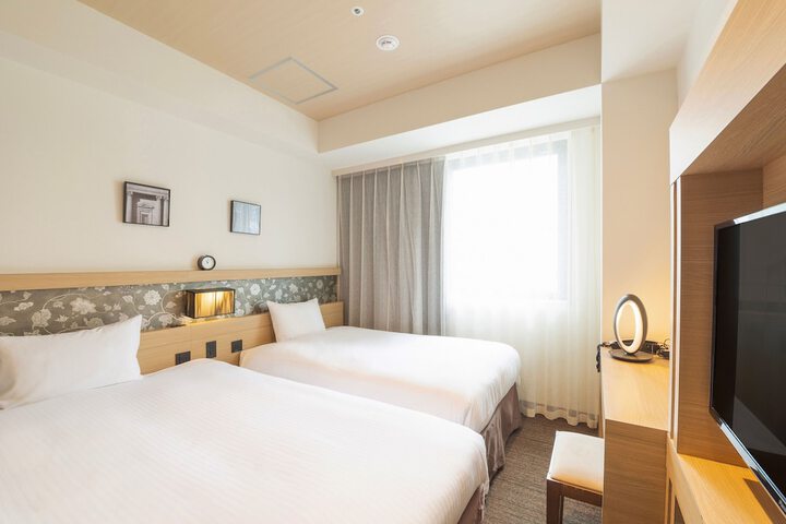 Room 11 of 28
